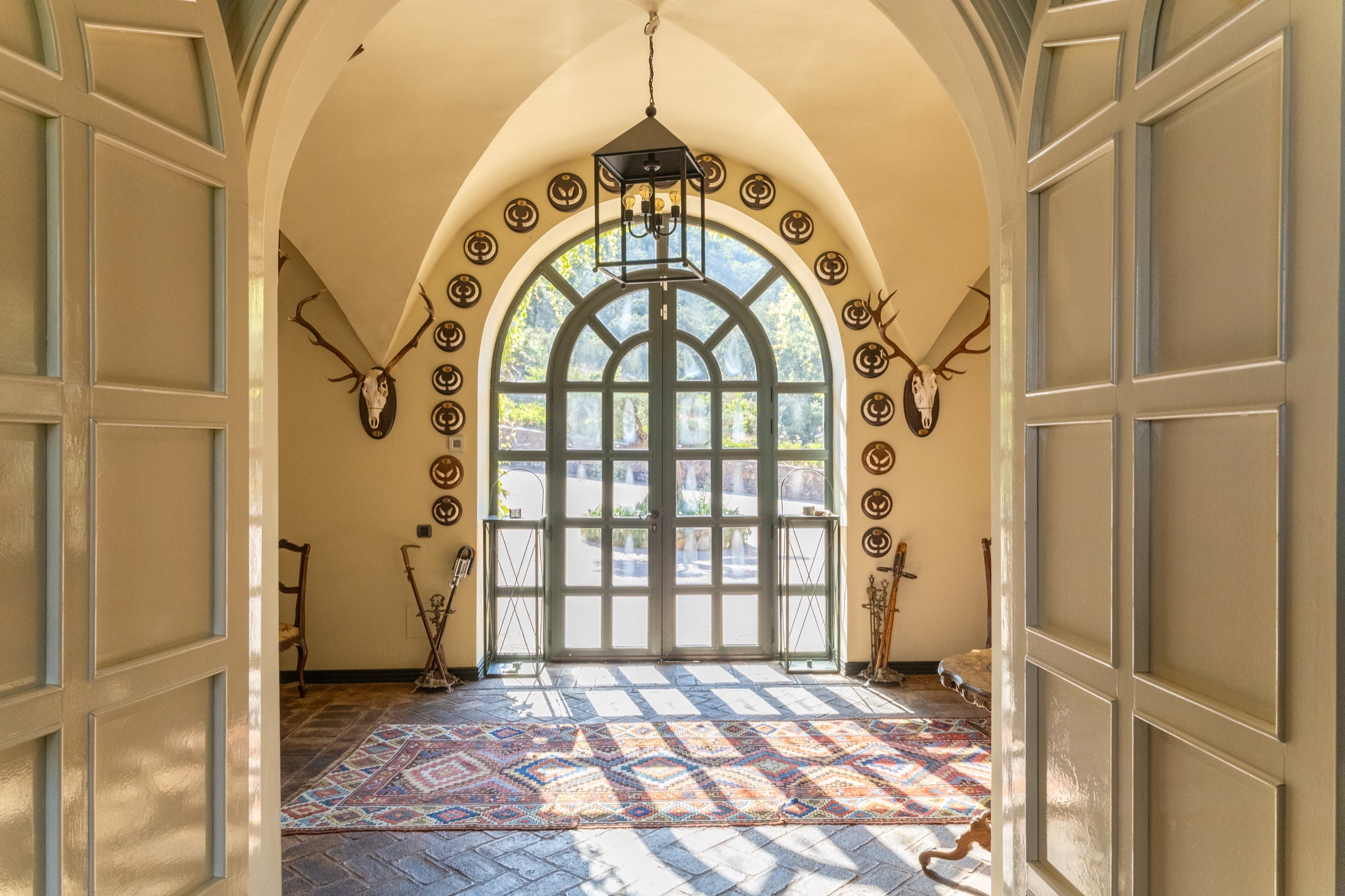 Entrada principal con gran arco