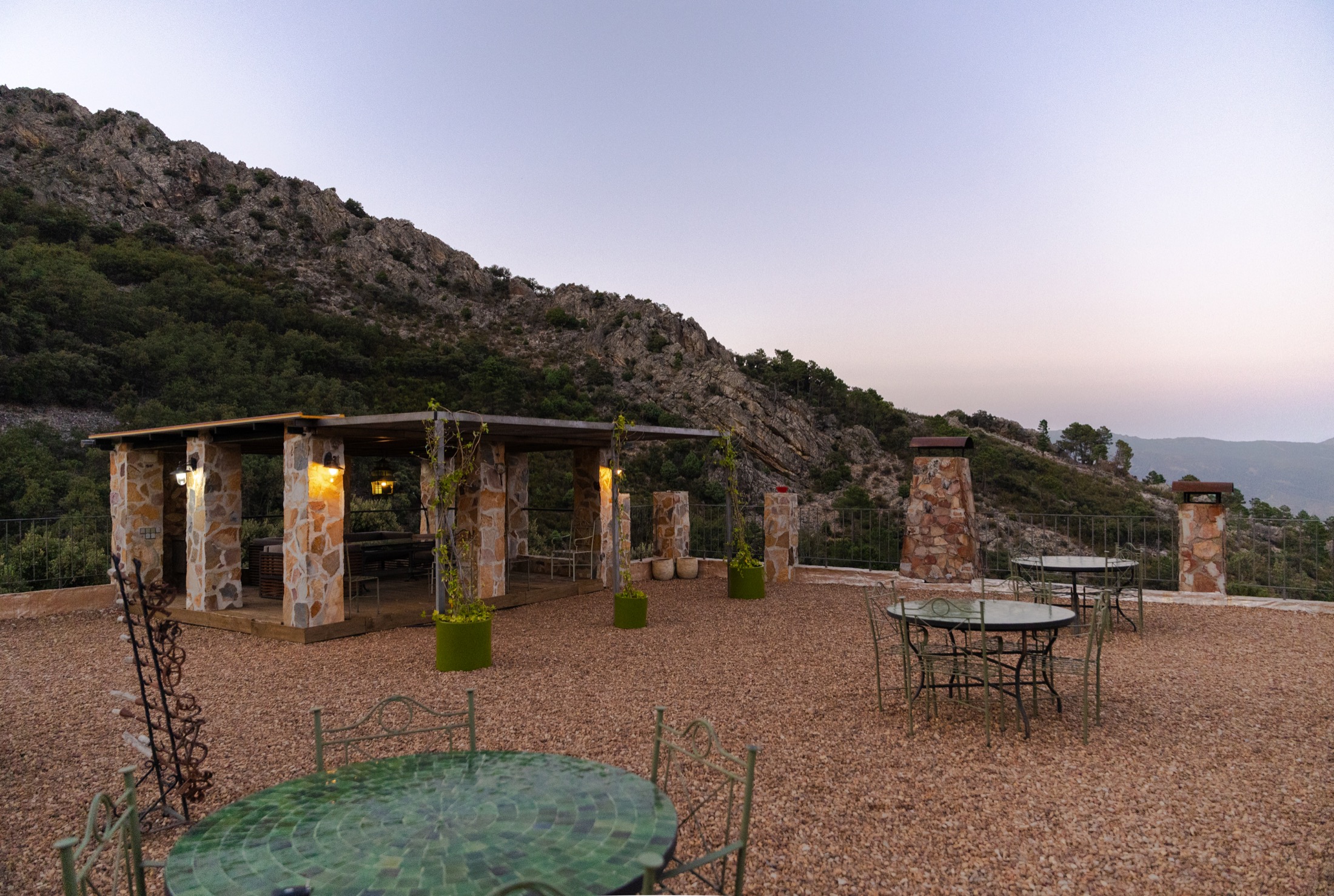 Terraza exterior al atardecer